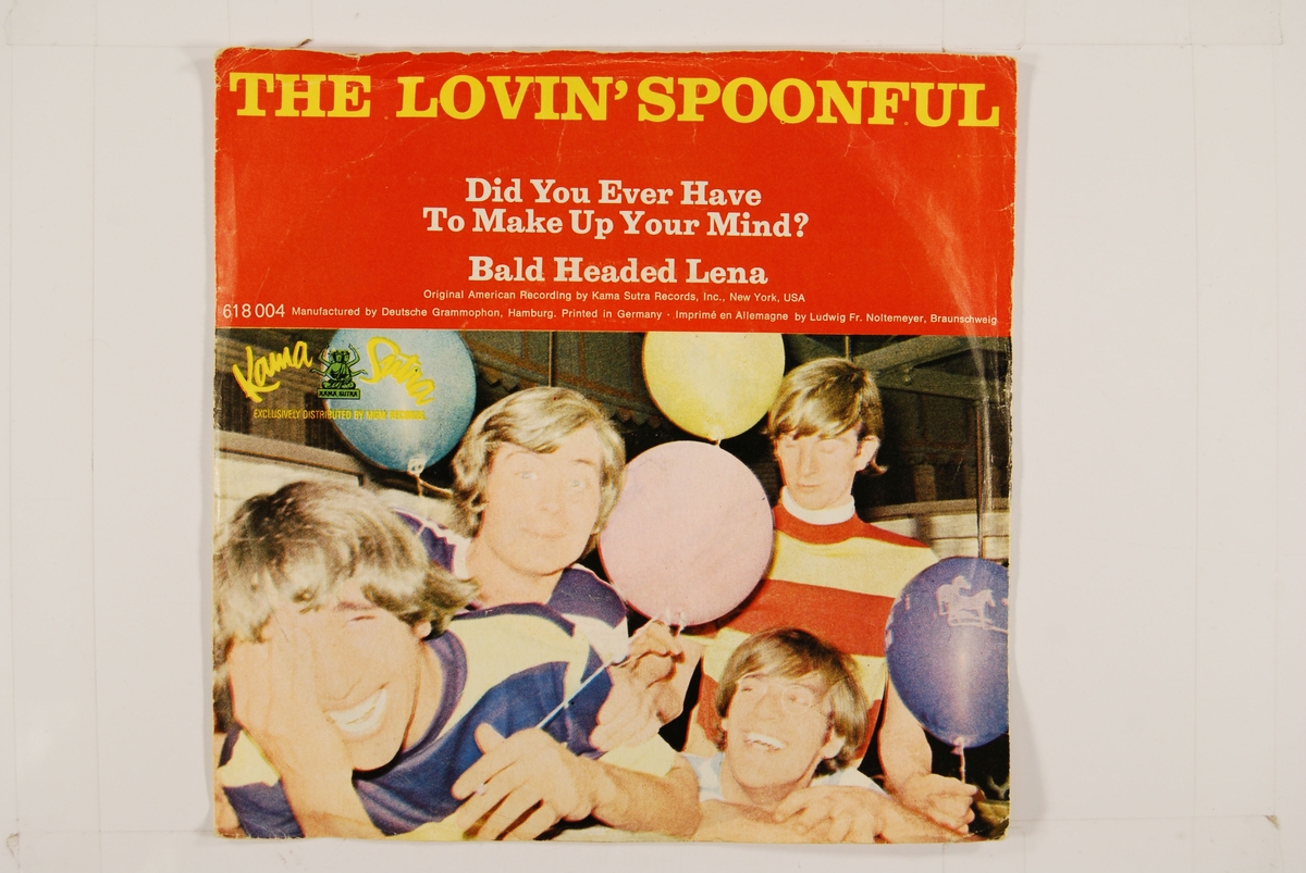 Bilde av medlemmene i "The Lovin' Spoonful" kledd i gensere, omgitt av ballonger.