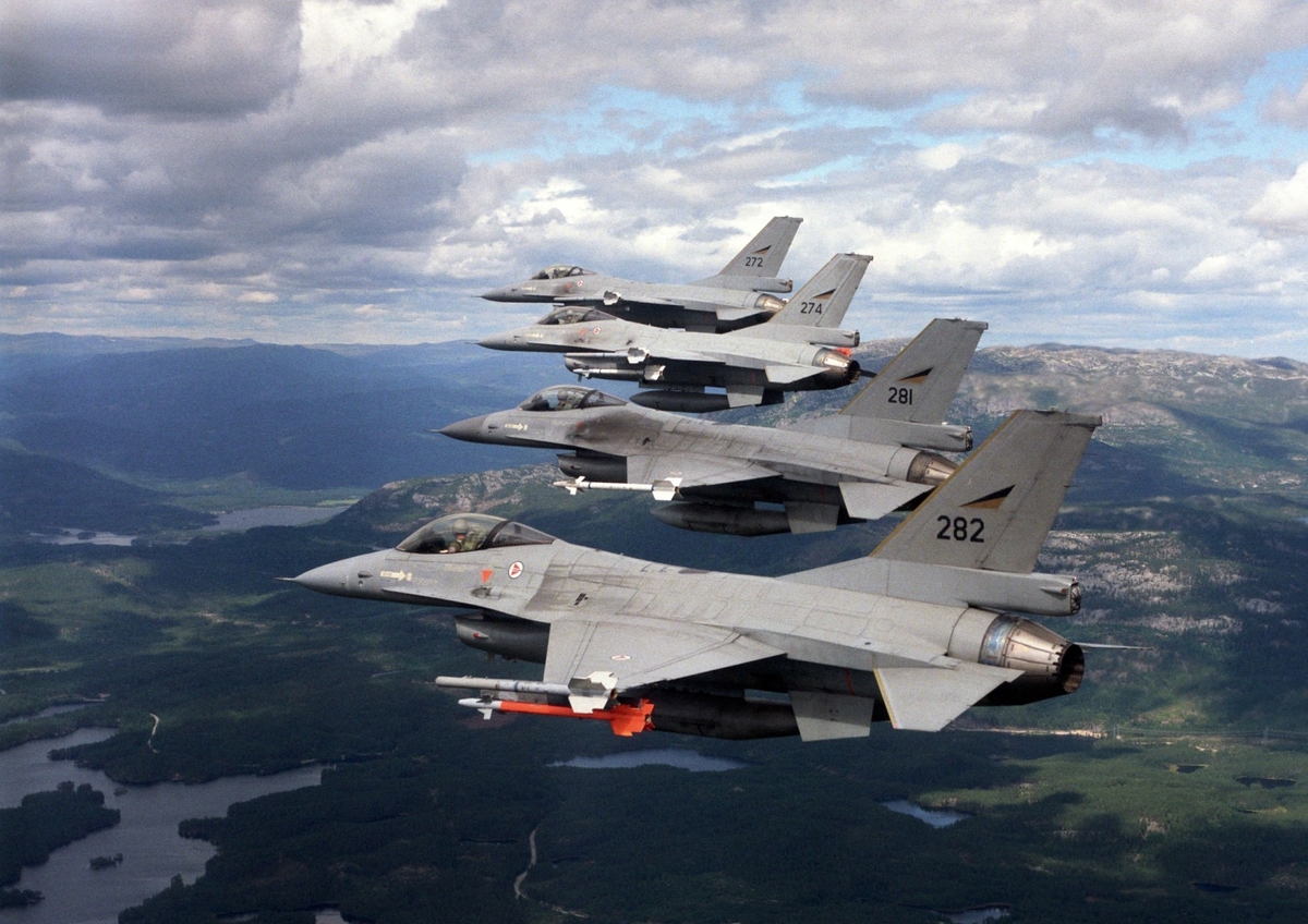 Fire F-16A i formasjon.