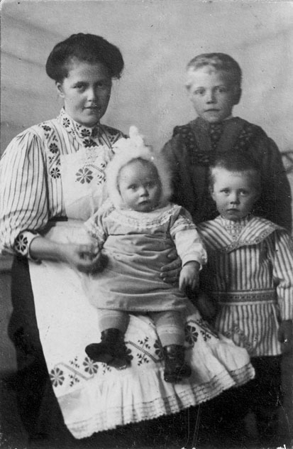 Sofie Leveraas (14.10.1883-11.1.1948) med barna Kaspar Birger (født 17.12.1903), Ivar Godtfred(født 14.7.1909) og Solveig (født 14.10.1911)