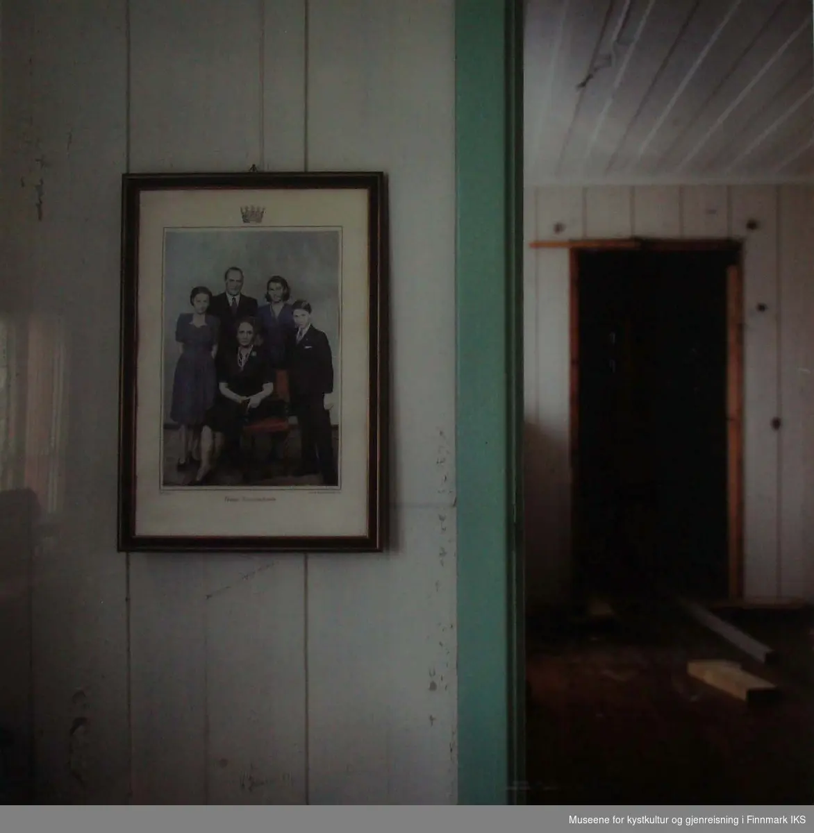 I et fraflyttet gjenreisningshus i Finnmark henger det igjen et innrammet bilde av kongefamilien.