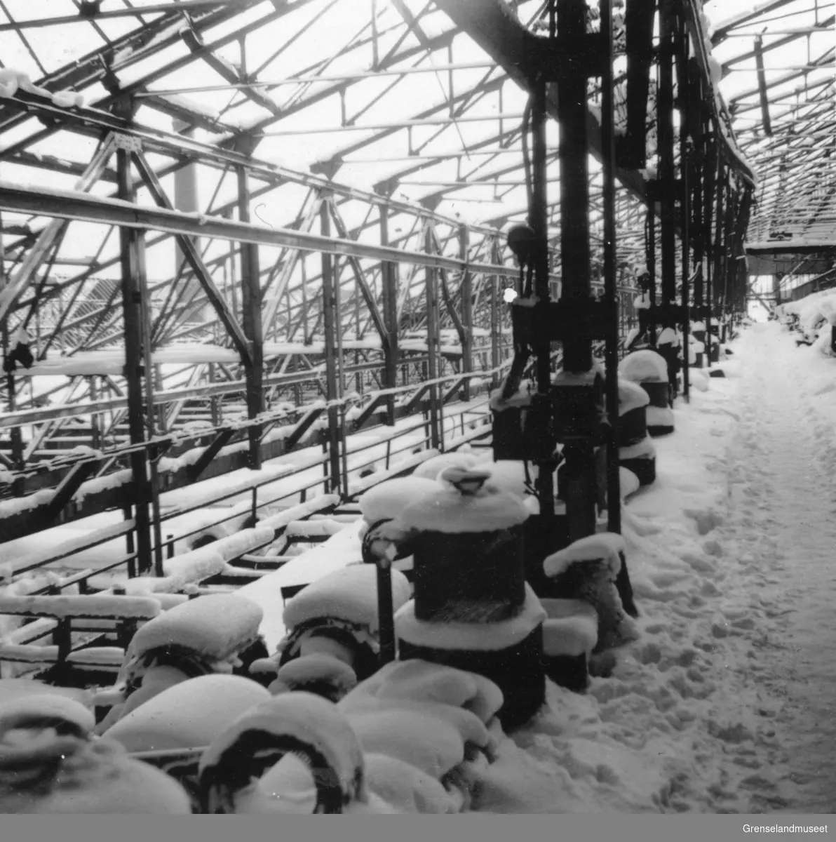 Inne fra separasjonsverket, kulemølle- og forseparatoravdelingen, vinteren 1944/45.