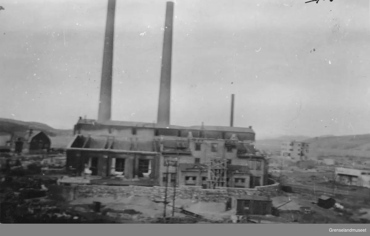 Dampsentralen etter bombing og brann 4. juli 1944.