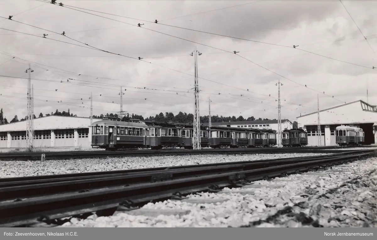 Helsingfors spårvägar (Helsingin raitioliikenne) toakslede sporvogner og tilhengere utenfor vognremissen