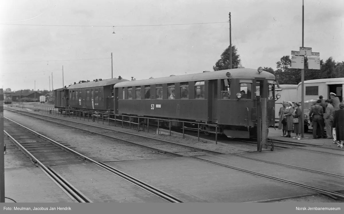 Statens Järnvägars motorvogn litra Xo3p nr. 460 for 891 mm sporvidde med tog på Hultsfred stasjon