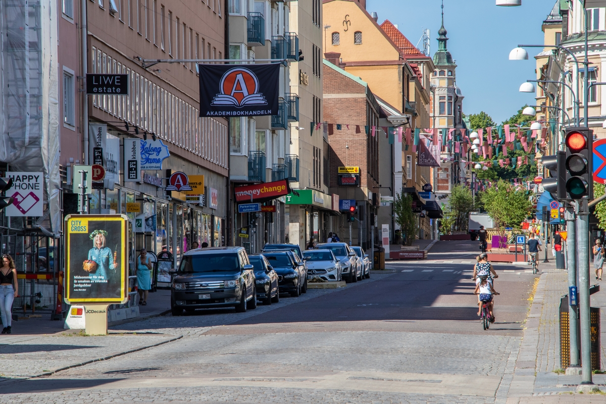 Storgatan i Linköping sedd från Åhlénshuset. Gata. Stadsmiljö. Sommar. Trafik. 

Bilder från staden Linköping, Östergötland, år 2021.