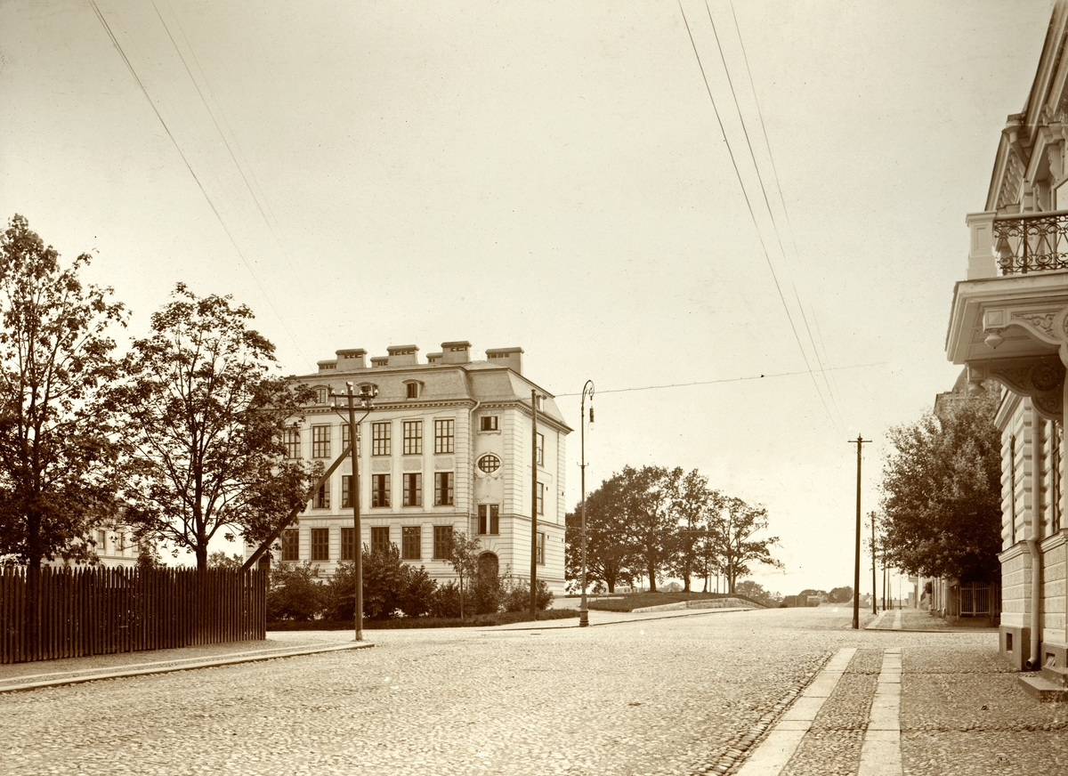 Trädgårdsgatan med Flickskolan, vid korsningen Värendsgatan. Söder i Växjö, ca. 1912.