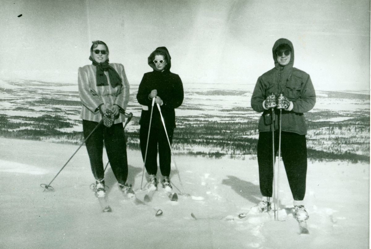 På skitur. Fra venstre Ragnhild Haugen Hoftun, Ågot Olavsbråten Brøto og Erik Hoftun.