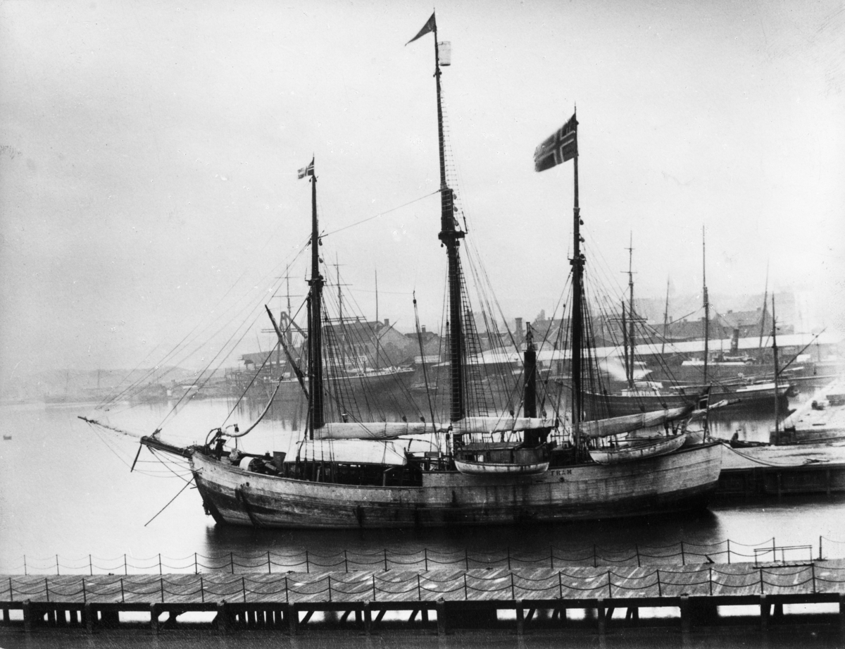 Nansens seilskute Fram ved havn i Pipervika.