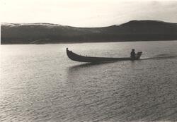 Elvebåter ble brukt til å ferge folk som skulle over Tanaelv