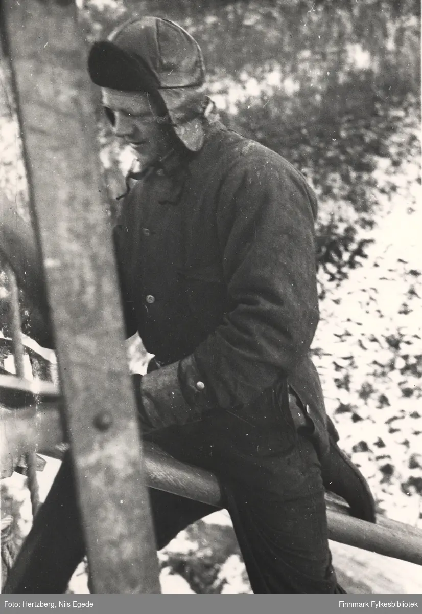 Arbeidet foregår på Tana bru, 1947. En av montørene fra Alfred Andersens Mek.verksted. Se også bildene 280-312.