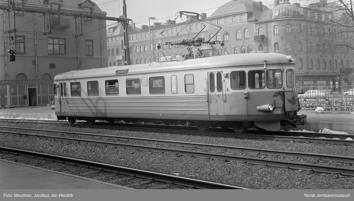 Persontog til Ockelbo med elektrisk motorvogn litra X17 nr. 982 på Gävle stasjon