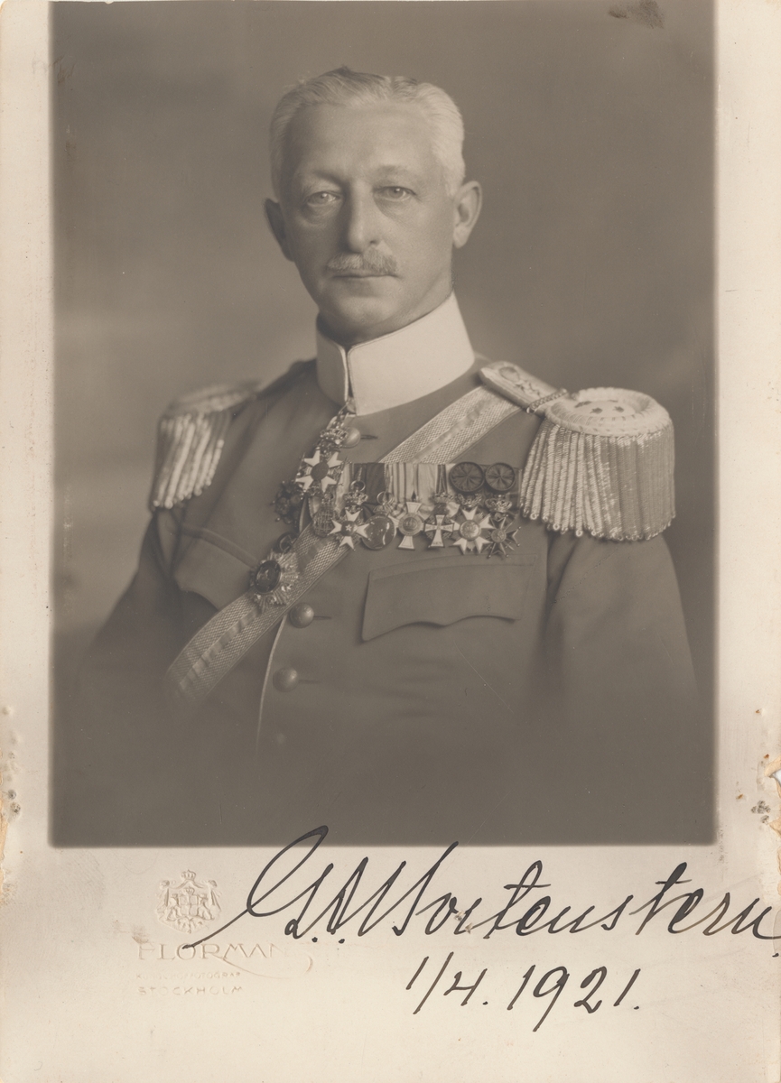 Porträtt av Gustaf Adolf Boltenstern, överste vid Livregementets dragoner K 2.

Se även bild AMA.0000789, AMA.0000978-81 och AMA.0018113.