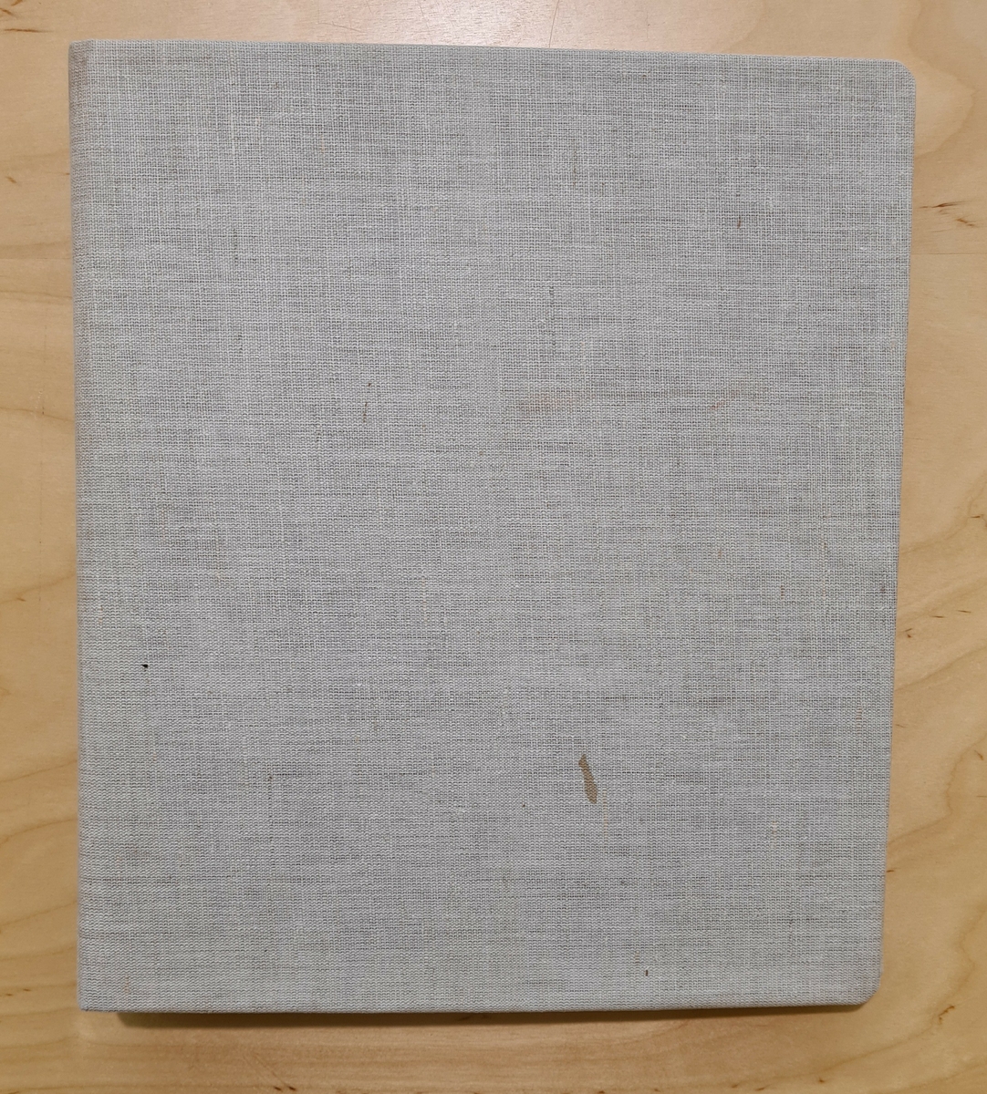 VM29655:7 Häfte från Textil-materiallära
En ringpärm med anteckningar från Textil och materiallära från Johanna Brunssons vävskola. Pärmen har senare klätts med grå textilie.

En samling vävböcker. Böckerna innehåller vävlära, mönster, teckningar samt vävprover.
