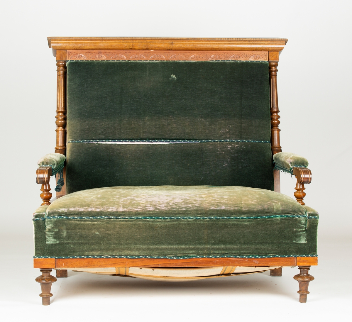 Sovasofa. Biedermeier salongmøblement i 8 deler; bord, sofa, 2 armstoler, 4 enkle stoler. Beiset eik, dreide ben, trukket med grønn plysj.