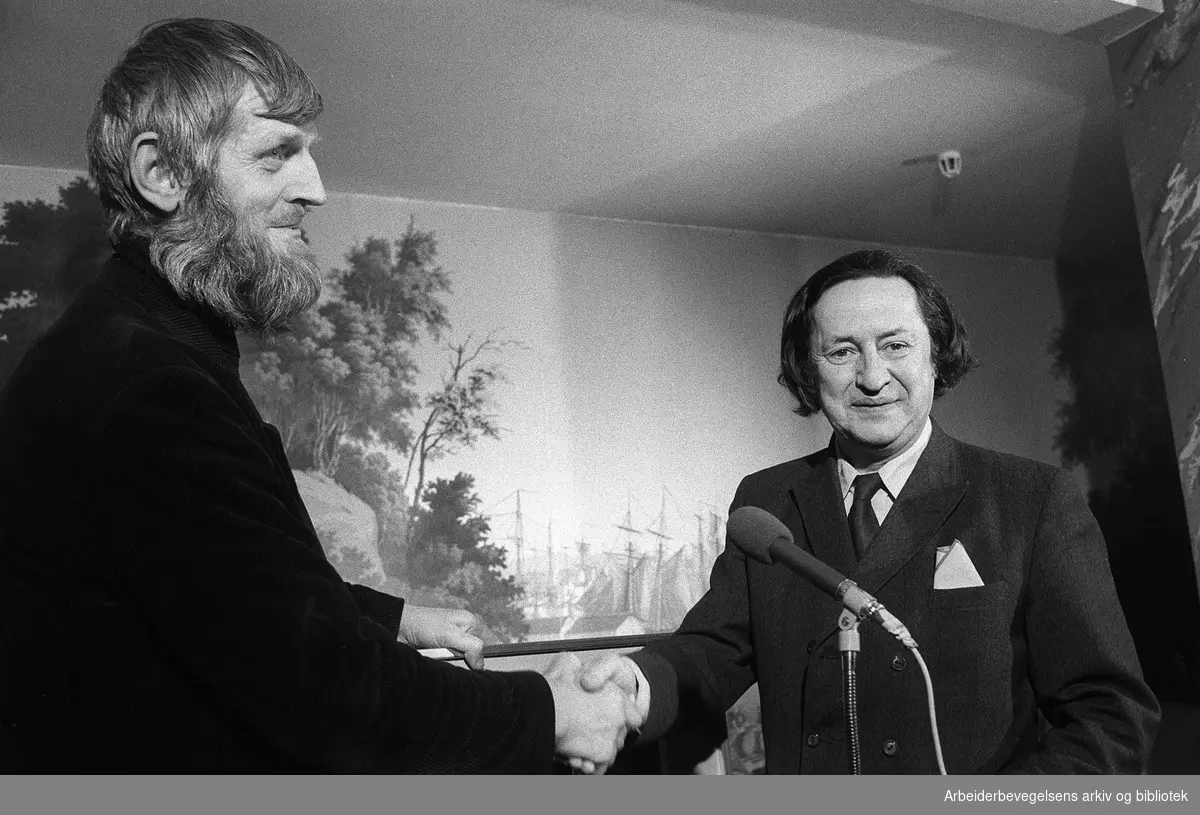 Kritikerprisen for beste voksenbok 1974. Martin Nag og Jens Bjørneboe under overrekkelsen av prisen til Bjørneboe for boka "Stillheten". Februar 1974.