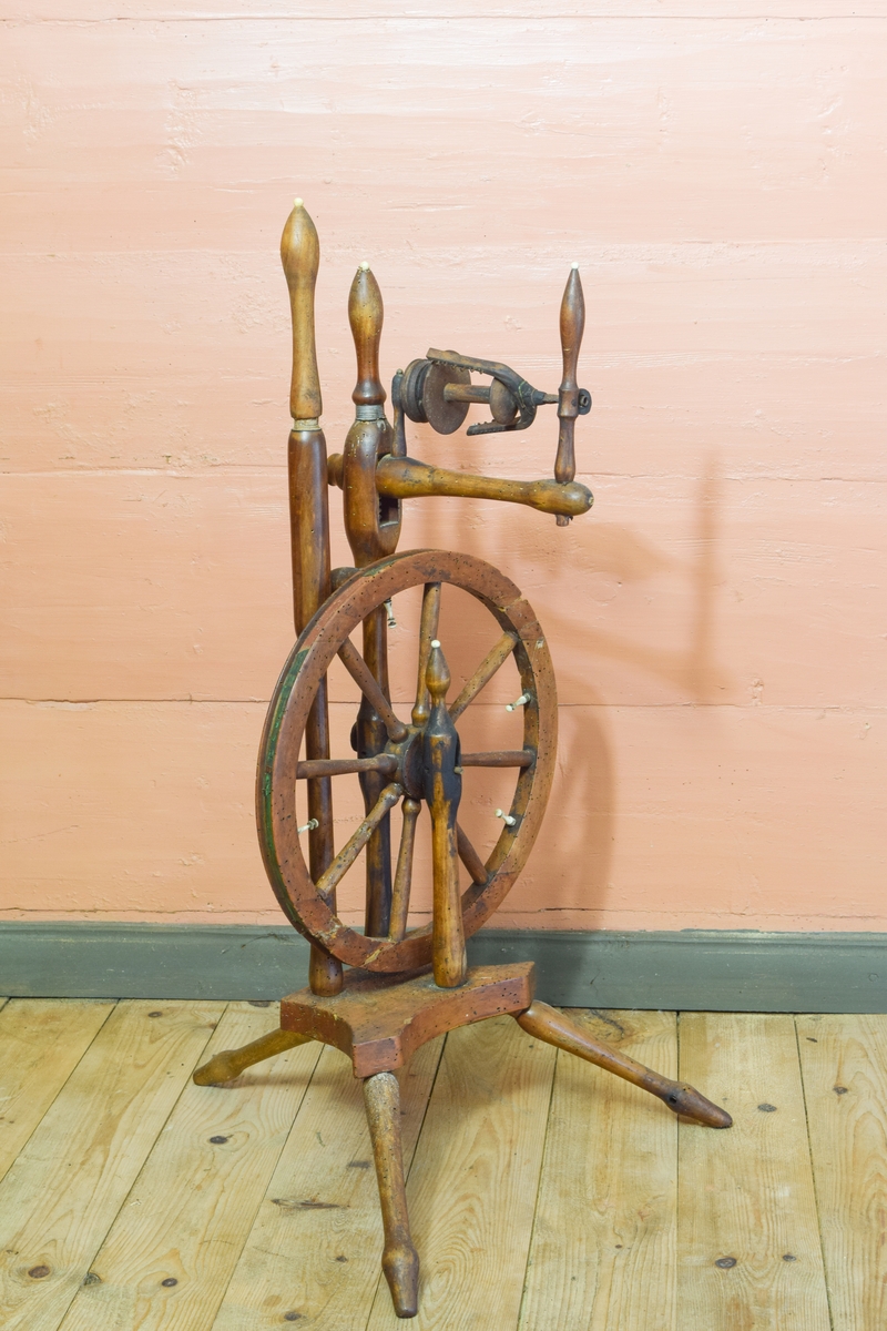 Rokk laget av bjørk. Brukt til å spinne lin. Kalt "stamperokk" lokalt. Beiset og polert, hjulet var opprinnelig utstyrt med åtte eiker hvor tre mangler.