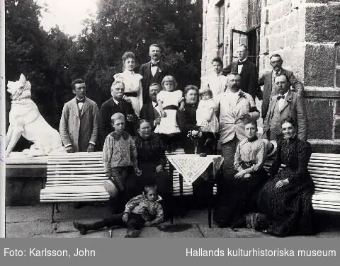 Familjen Gustaf von Segebaden samlad på terassen vid norra fasaden på Hjulebergs gods. dåvarande ägare till godset. Fototid omkring år 1900.