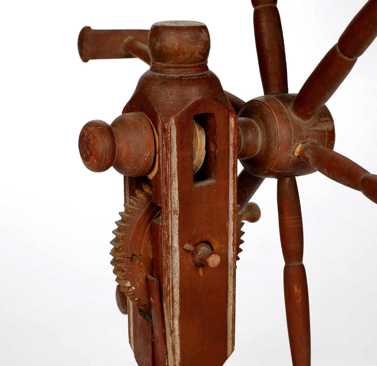 Rødt hespetre med seks armer og telleverk (basmehjul). Foten er utstyrt med garnføringsbøyle og to armer til snelle.