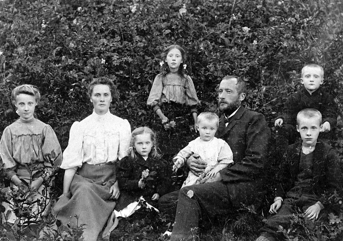 Adrianne og Nils Gerhard Nilsen Bakke med familie