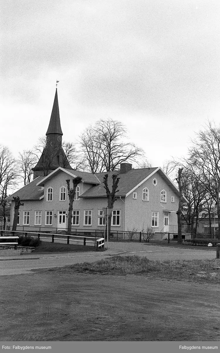 Byggnadsinventering 1972. Prästgården och kyrkan.