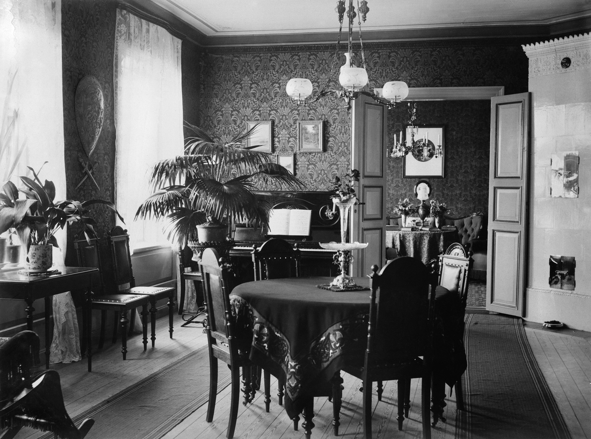 Interiör, borgerligt hem, ca 1890-tal. Matsal med ekmöbler i nyrenässans
