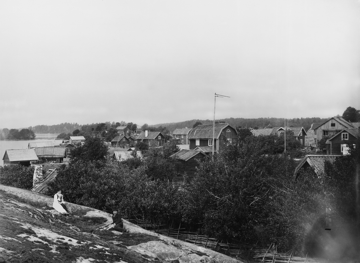 Uppland. Värmdö Skeppslag. Värmdö socken. Gällnö. En kvinna och en man sittande på klippan. Foto av prosten P.L. Quist 1894.