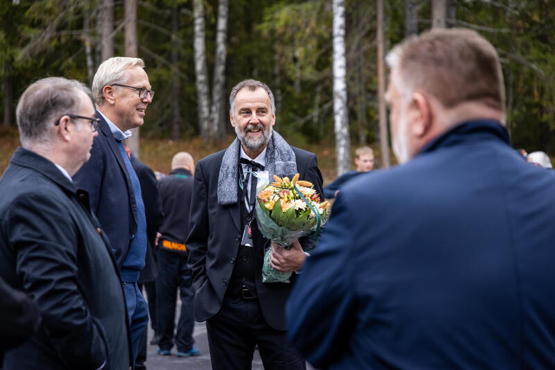 Åpning av Mobilstasjonen. Direktør for Norsk vegmuseum snakker med tre menn.