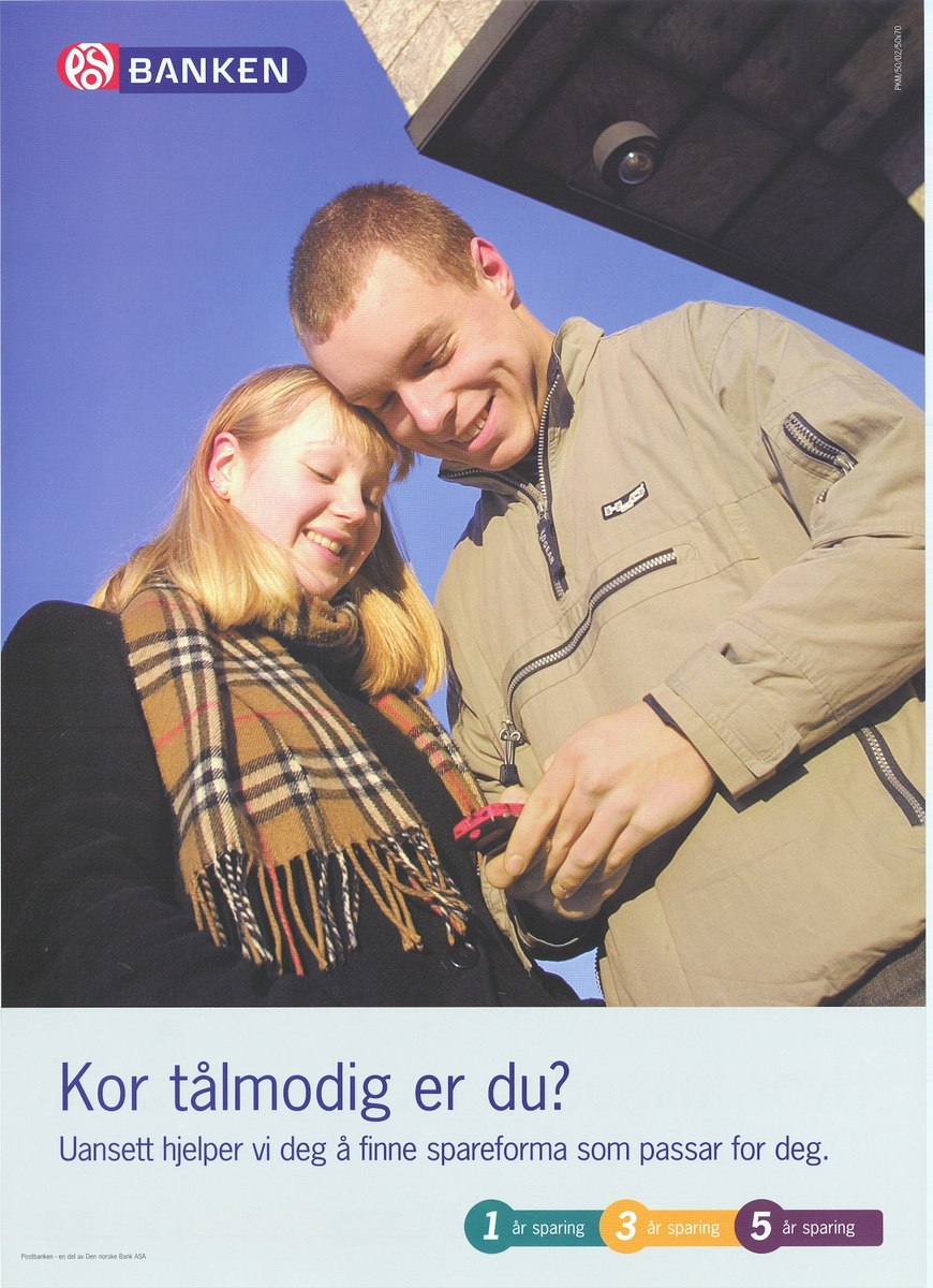Plakat med fotomotiv av to personer, tekst og Postbankens logomerke. Plakaten er tosidig med tekst på bokmål og nynorsk på hver sin side.