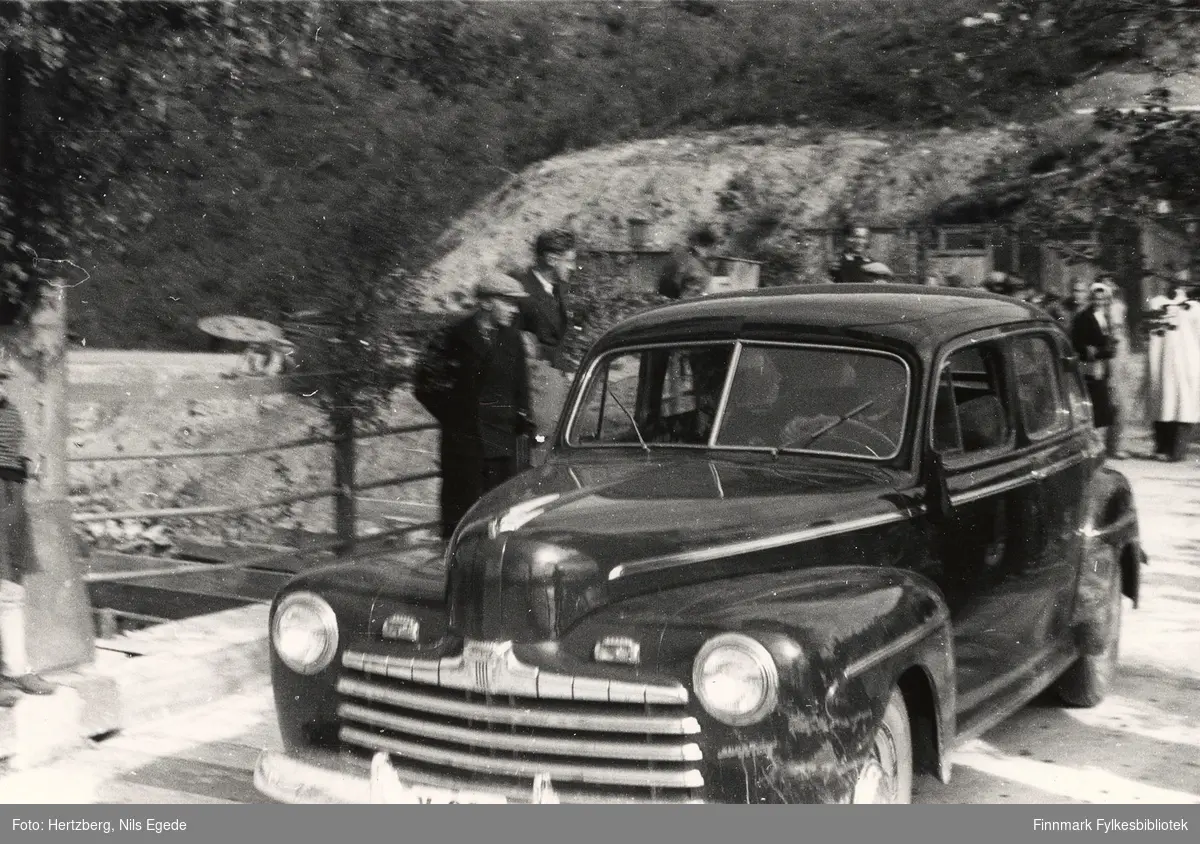 Åpningen av Tana bru sommeren i august 1948. Fylkesmann Peder Holt er med i første bil (Y-902 er en amerikansk Ford 1946). Se også de andre åpningsbildene 346-358.