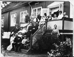 Gruppebilde fra gården Evenrud på Kapp året 1907. Bildet er 