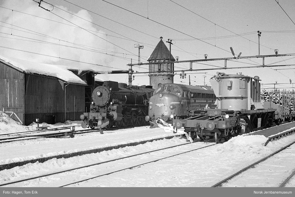 Damplokomotiv 31b 451 og diesellokomotiv Di 3 614 på Eina stasjon
