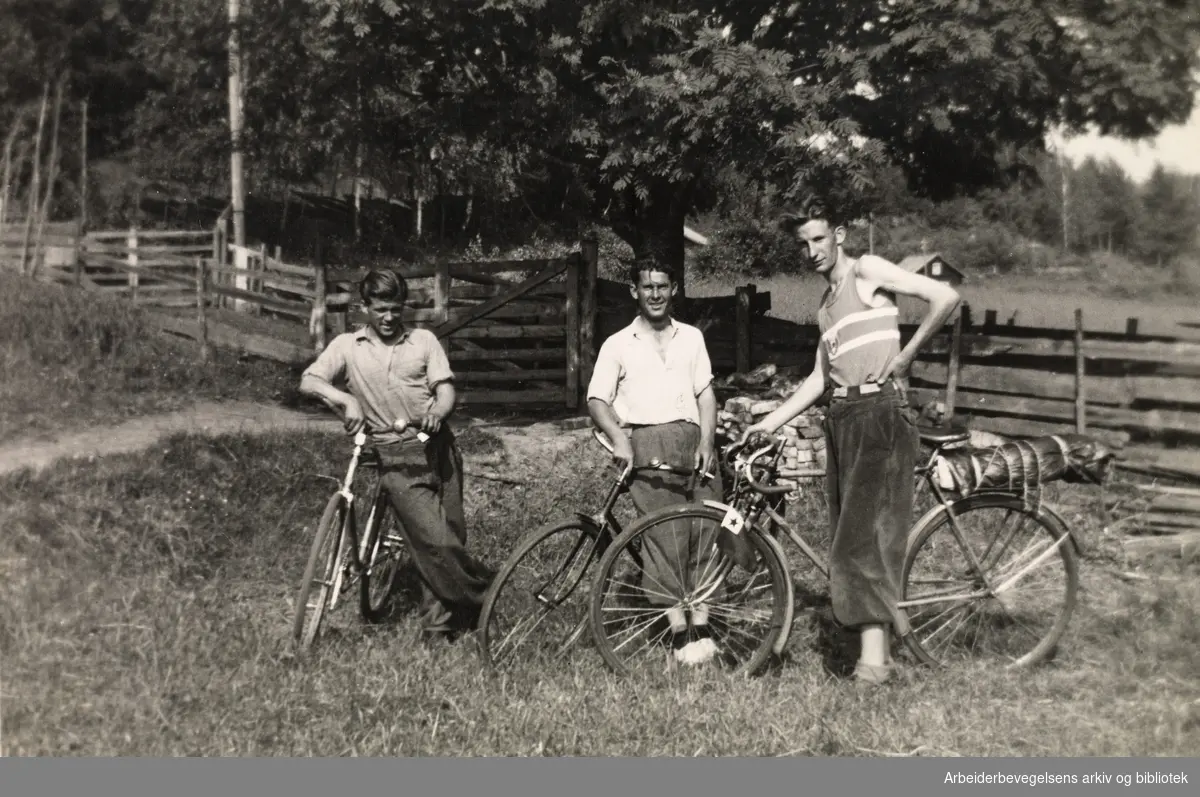 På sykkeltur. Moelv i Ringsaker. Wilhelm Hassrød (til høyre) og to ukjente. Sommeren 1937.