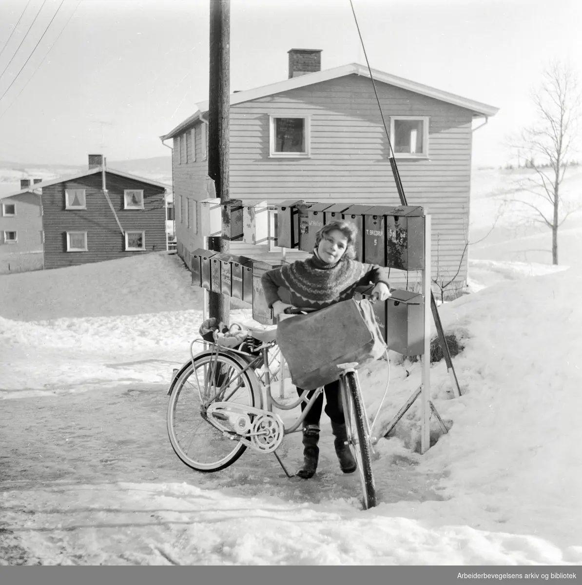 Avisbud i et nytt boligområde på Rælingen. Mars 1961