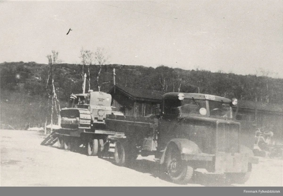 Bulldosere som ble losset av i Kirkenes i 1948 og så hentet videre av Leif Jakola og Fritjof Dervola. En av bulldoserne er klar for transport mot Varangerbotn. Den er hektet bak på en lastebil med registrering 
Y-2048 (se fronten på lastebilens tak).