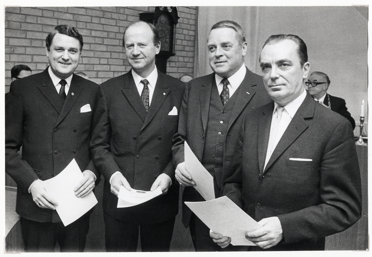 Fyra herrar vid Växjö Burskapsförenings årsmöte, 1970.
Fr.v.: direktör Kurt Johansson, Lennart Olsson, okänd, frisörmästare Folke Stenar (Sterner?).