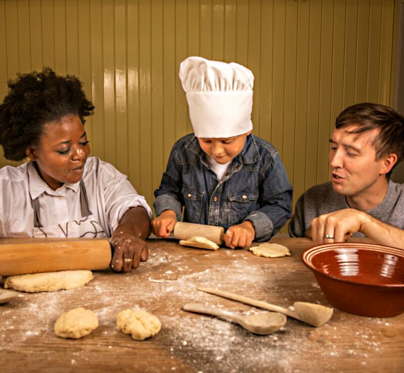 En kvinne, en mann og en gutt baker (Foto/Photo)