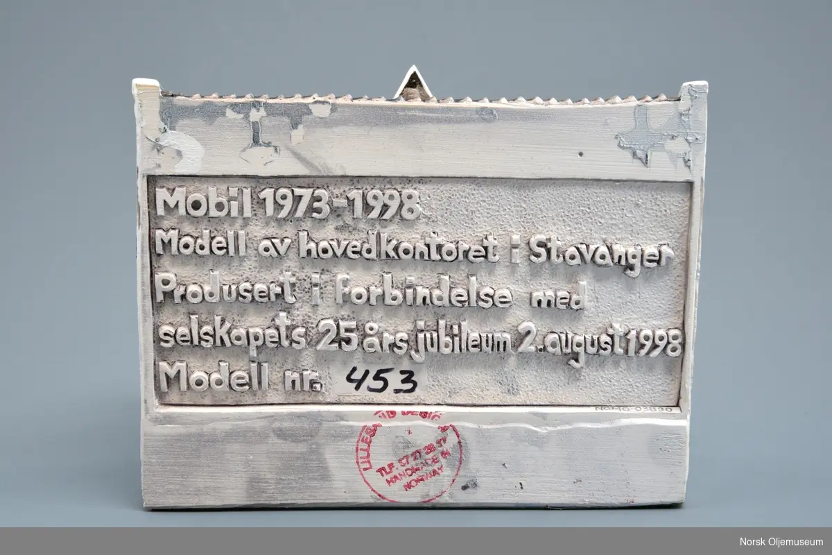 Liten skulptur av Mobil sitt hovedkontor i Stavanger. Oppbevart i original emballasje.