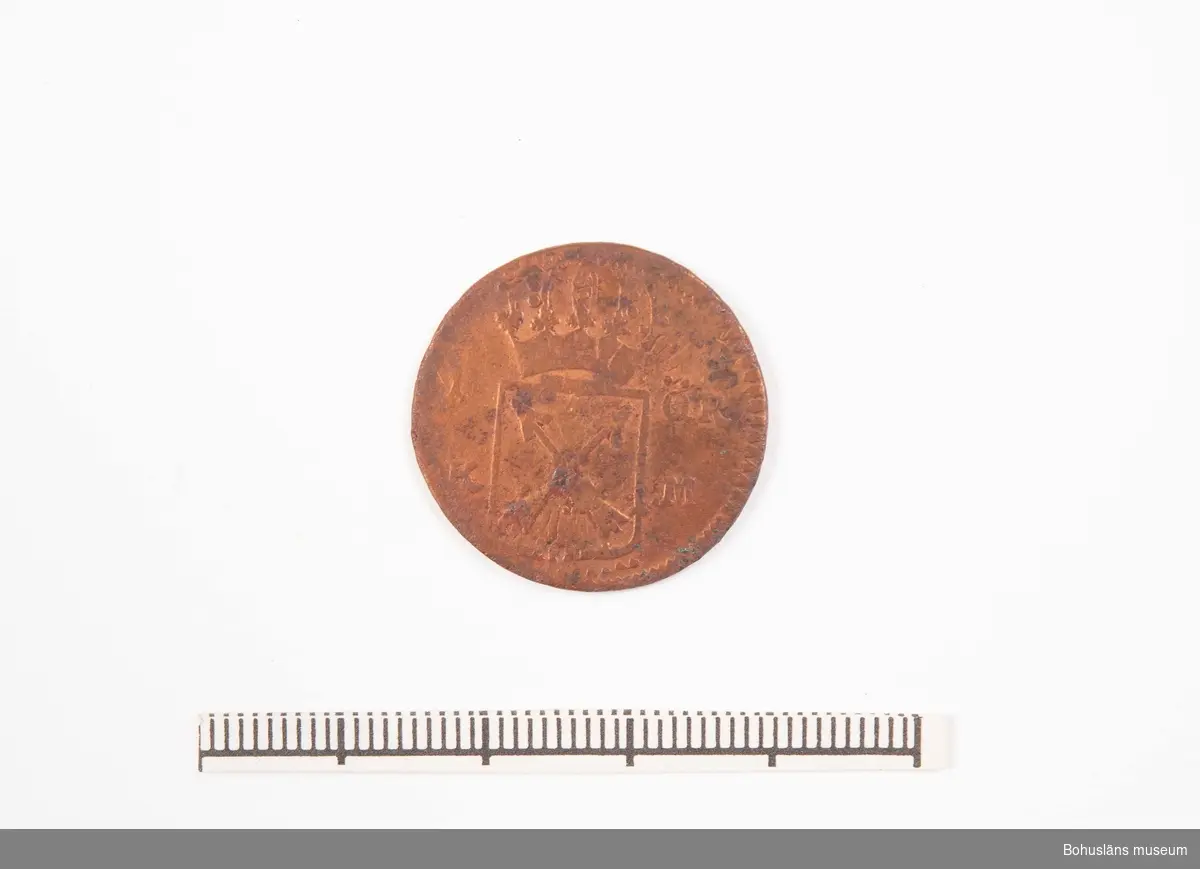 Mynt, Ulrika Eleonora Stockholm 
1 öre Km. 1719
Ompräglad på nödmynt Phoebus 1718. Påse nr 1.
Funnen vid utgrävning på Bokenäs gamla kyrka.


471 Tillverkningstid 1718-1719
410 Mått/Vikt !DIAM2,4 CM
594 Landskap BOHUSLÄN