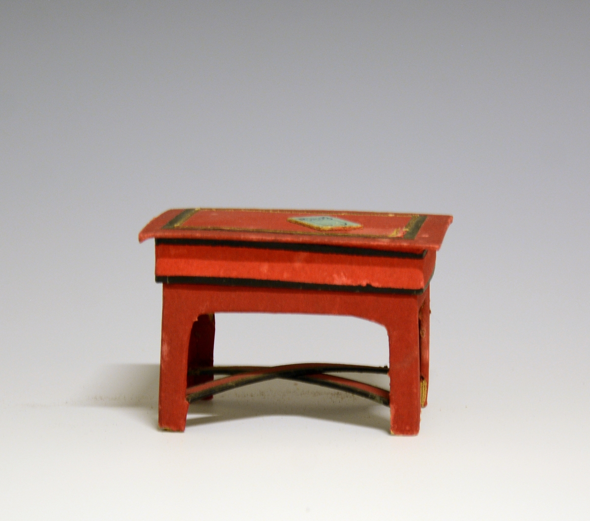 Prot: Møblement i papp, bestående av A - sofa, B - bord, C - skrivebord, D - piano (noe defekt), E - stol (mangler tre ben som ligger i Deleskuffen)