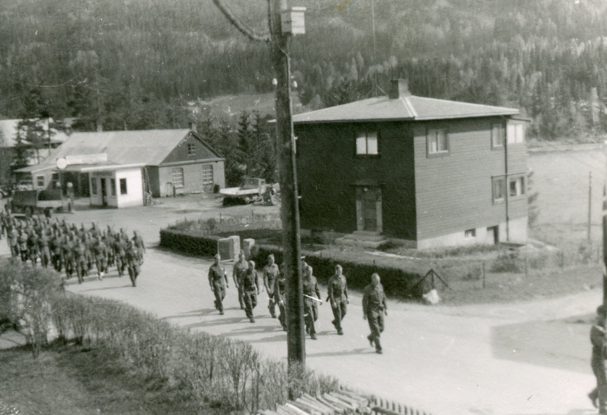 Heimestyrkane marsjerer forbi Viko Auto mai 1945.