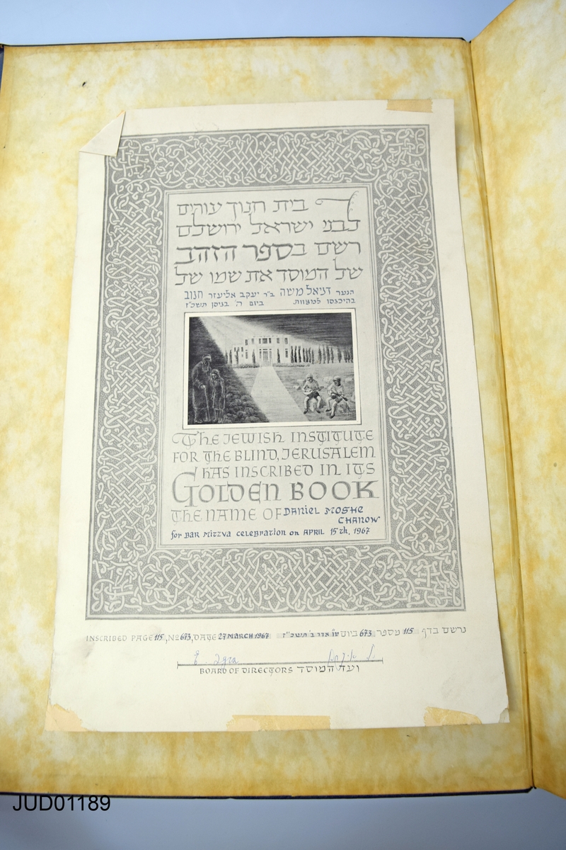 Två böcker i stort format med inbundna årgångar av jiddisch-tidningen Forwerts/Forward.