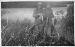 To ungdommer med fisk i Sagvassbotn.
