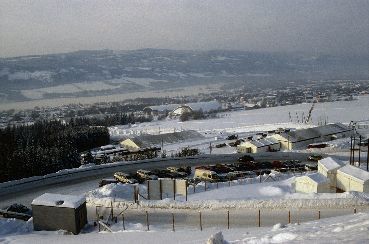 Lillehammer under OL 1994. OL-parken ei uke før OL-start. Teltene er på plass. Kristins Hall, Håkons Hall og Lysgårdsjordet i bakgrunnen. Utsikt mot nord-vest.