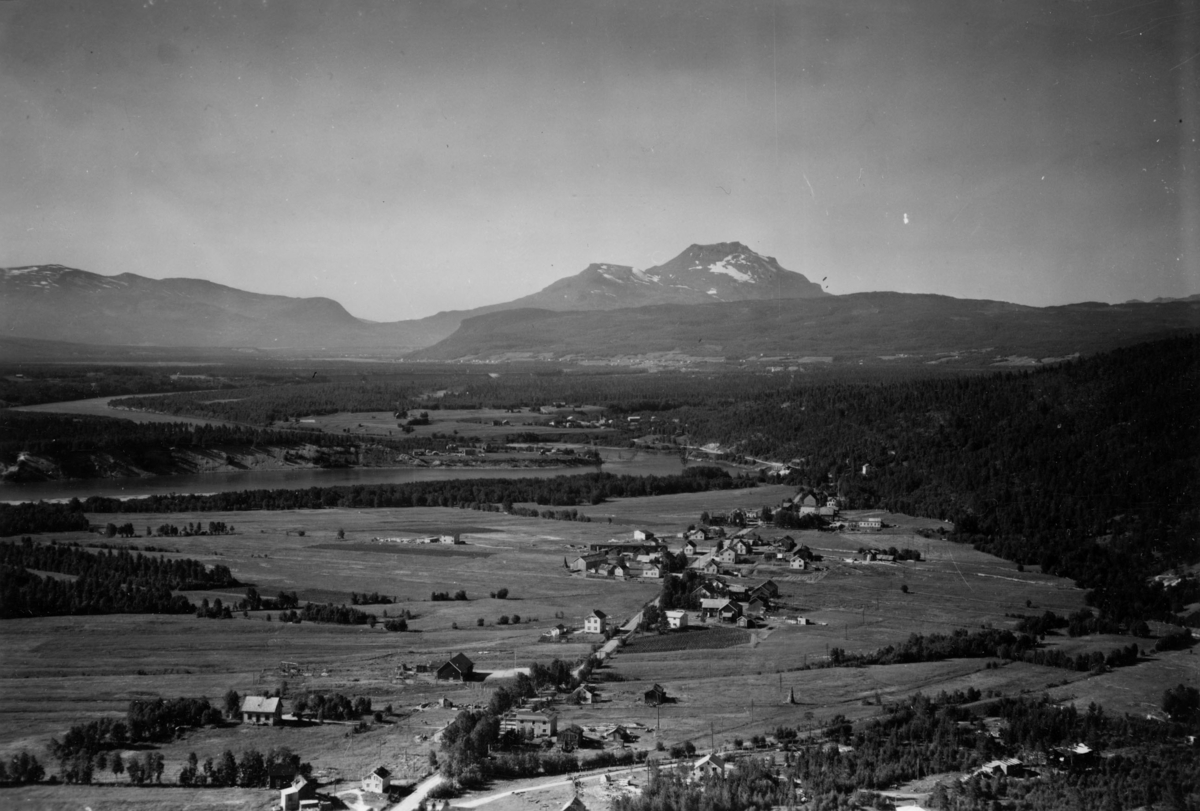 Flyfoto over Moen sentrum på 1950-tallet. Moen var sentrum i Målselv på denne tiden. Bildet er tatt mot nordvest.