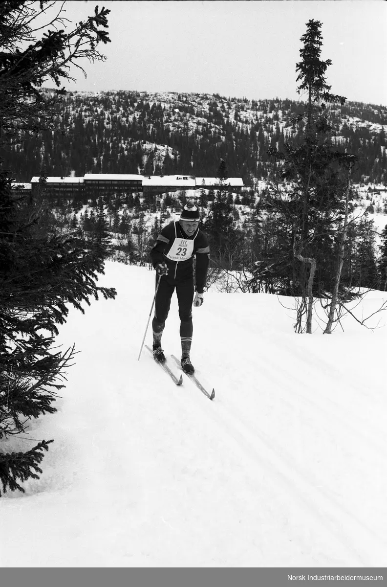 Deltaker under mesterskap i langrenn i skisporet.