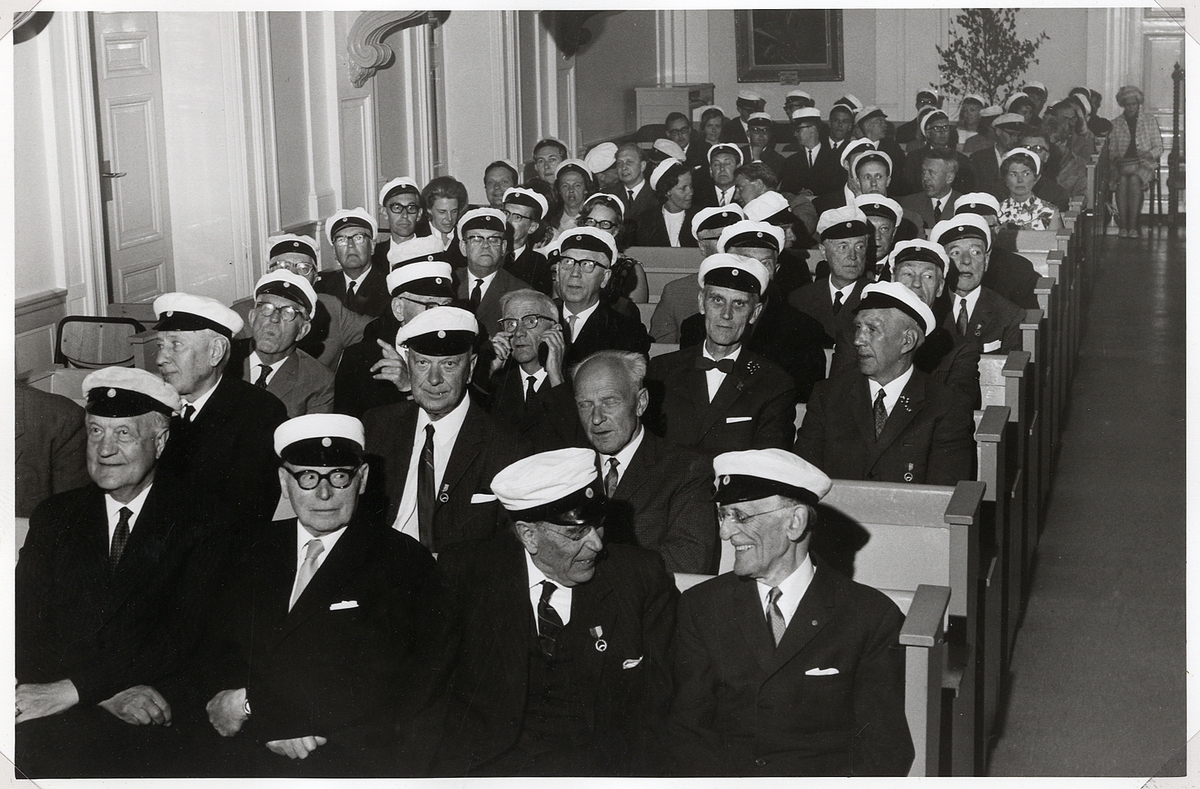Studentdagar i Växjö, 1968. 
Ett stort antal gamla studenter har samlats i aulan på Norrtullskolan.
