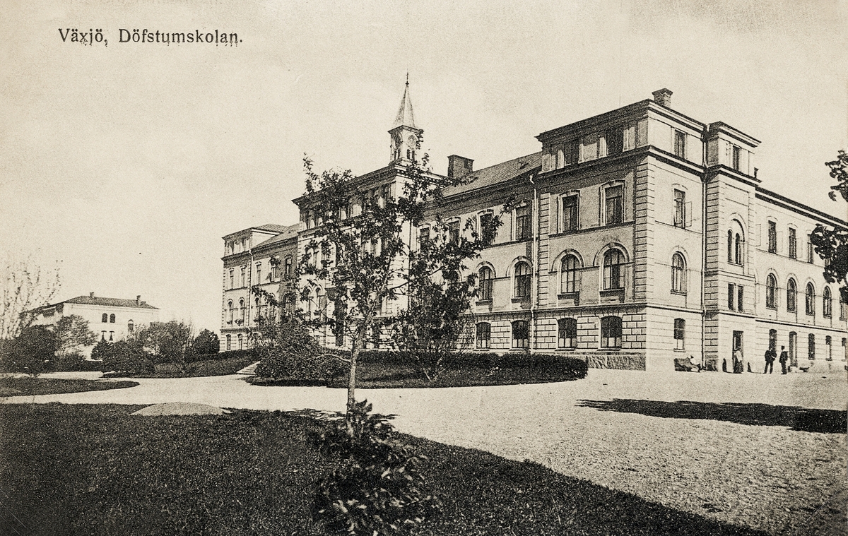 Dövstumskolan, Växjö, ca 1900. I bakgrunden syns dåv. Växjö stads fattigvårdsinrättning.