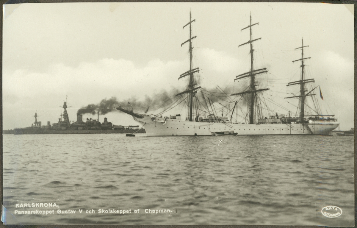 Vykorten visar pansarskeppet Gustaf V och skolfartyget af Chapman till ankar på Karlskronas redd.