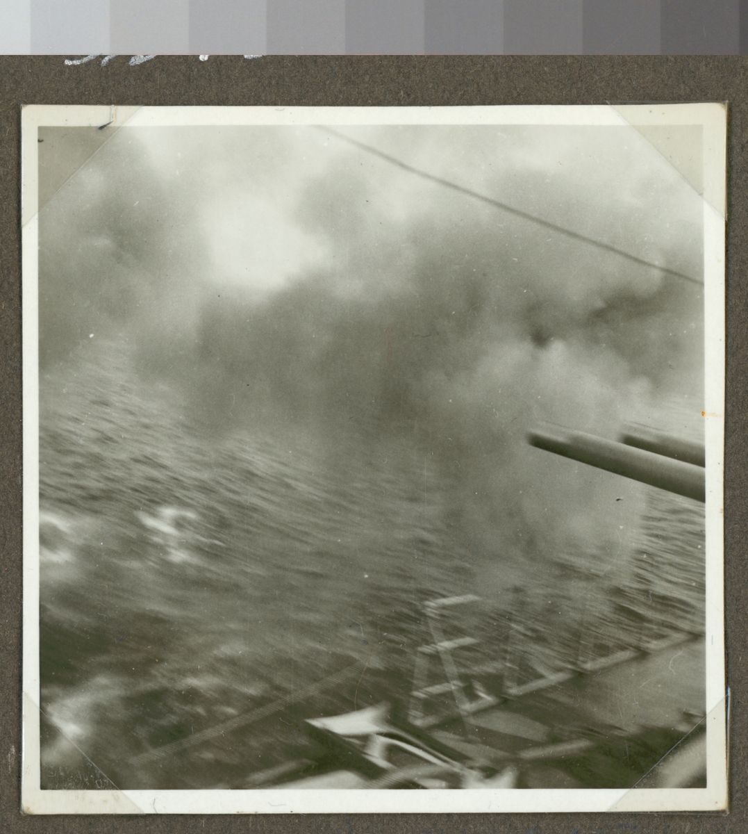 Denna oskarpa fotografi visar kanoner på ett örlogsfartyg som precist har avlossats.