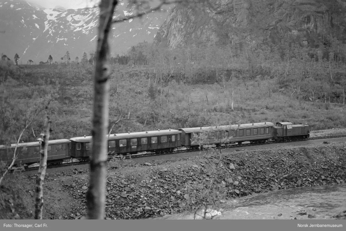 Sulitjelmabanens diesellokomotiv SAULO med persontog til Lomi ved  Sjønståfossen bru
